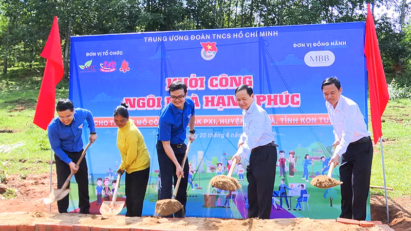 Khởi công xây dựng ngôi nhà hạnh phúc cho trẻ em có hoàn cảnh khó khăn tại xã Đăk Pxi, huyện Đăk Hà. Khởi công xây dựng ngôi nhà hạnh phúc cho trẻ em có hoàn cảnh khó khăn tại xã Đăk Pxi, huyện Đăk Hà.