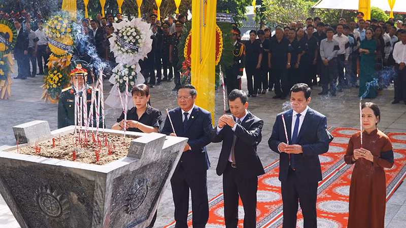 Đoàn đại biểu Tỉnh ủy, Hội đồng nhân dân, Ủy ban nhân dân, Ủy ban Mặt trận Tổ quốc Việt Nam tỉnh Kon Tum viếng các liệt sĩ.
