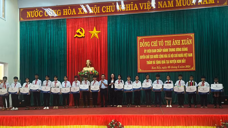 Quyền Chủ tịch nước Võ Thị Ánh Xuân tặng học bổng và quà cho các em có hoàn cảnh đặc biệt khó khăn.