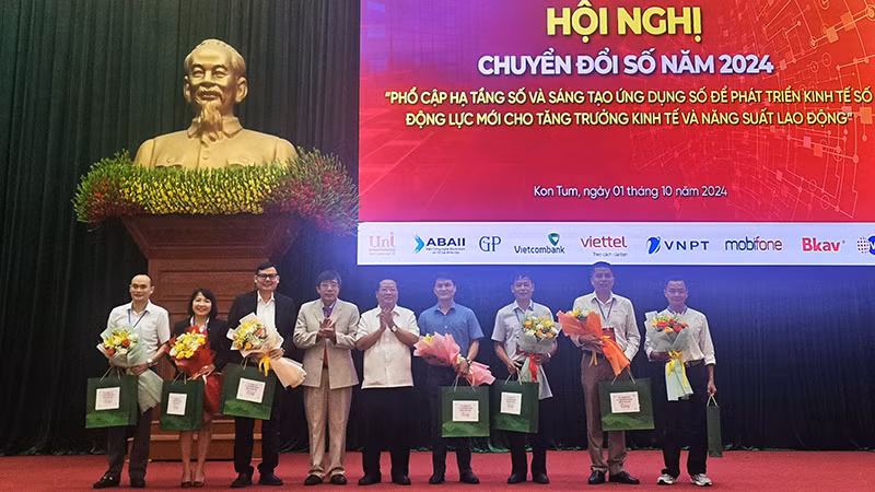 Tặng hoa và quà cho các đơn vị tài trợ. Tặng hoa và quà cho các đơn vị tài trợ.