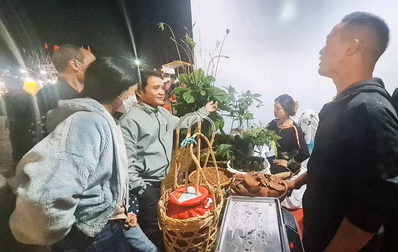 Gian hàng sâm Ngọc Linh của xã Xốp, huyện Đăk Glei thu hút đông đảo người dân tham quan, tìm hiểu và mua sắm.