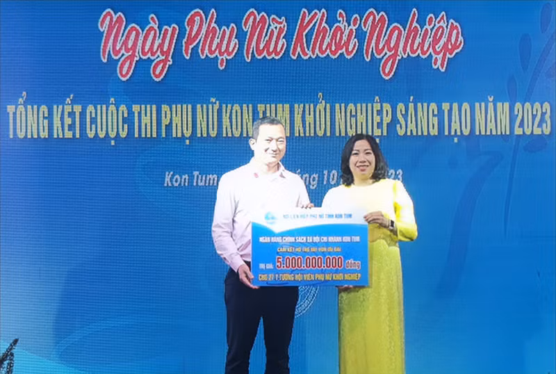 Ngân hàng chính sách xã hội chi nhánh Kon Tum cam kết hỗ trợ vay vốn ưu đãi trị giá 5 tỷ đồng cho hội viên phụ nữ khởi nghiệp. Ngân hàng chính sách xã hội chi nhánh Kon Tum cam kết hỗ trợ vay vốn ưu đãi trị giá 5 tỷ đồng cho hội viên phụ nữ khởi nghiệp.