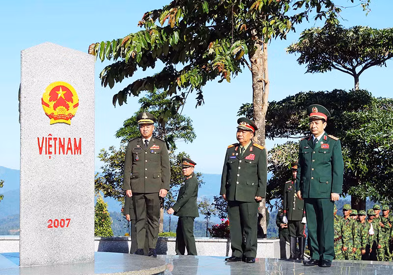 Bộ trưởng Quốc phòng ba nước bên Cột mốc ngã ba biên giới.