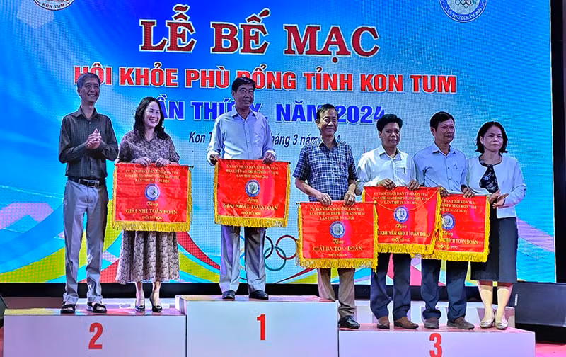 Trao giải toàn đoàn cấp tiểu học.