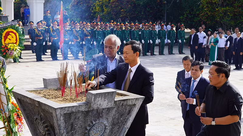 Thường trực Tỉnh ủy Kon Tum dâng hương tại buổi lễ. Thường trực Tỉnh ủy Kon Tum dâng hương tại buổi lễ.