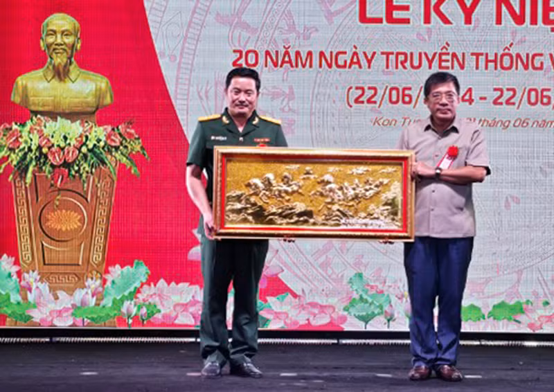 Sở Thông tin và Truyền thông tỉnh Kon Tum tặng quà lưu niệm cho Chi nhánh Viettel Kon Tum.