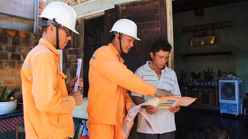 PC Kon Tum tuyên truyền đến người dân nâng cao tinh thần cảnh giác. PC Kon Tum tuyên truyền đến người dân nâng cao tinh thần cảnh giác.