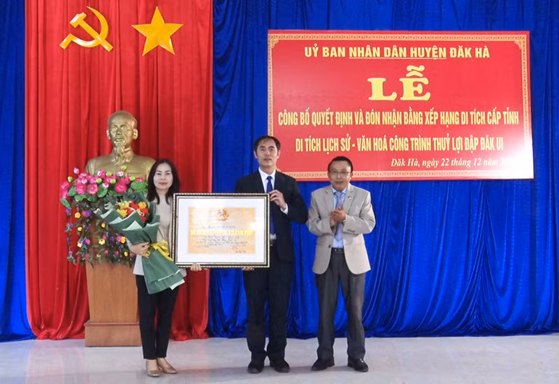 Trao Quyết định công nhận công trình đập thủy lợi Đăk Ui là Di tích lịch sử-văn hóa cấp tỉnh cho huyện Đăk Hà
