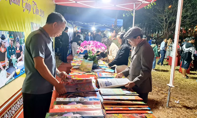 Đông đảo người dân trên địa bàn tỉnh Kon Tum tìm đọc các ấn phẩm tại Hội báo Xuân Đông đảo người dân trên địa bàn tỉnh Kon Tum tìm đọc các ấn phẩm tại Hội báo Xuân