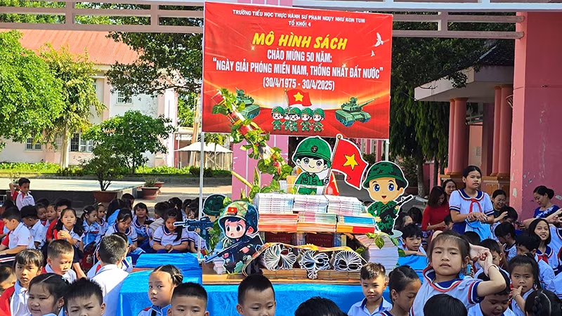 Mô hình sách chào mừng 50 năm Ngày giải phóng miền Nam, thống nhất đất nước.
