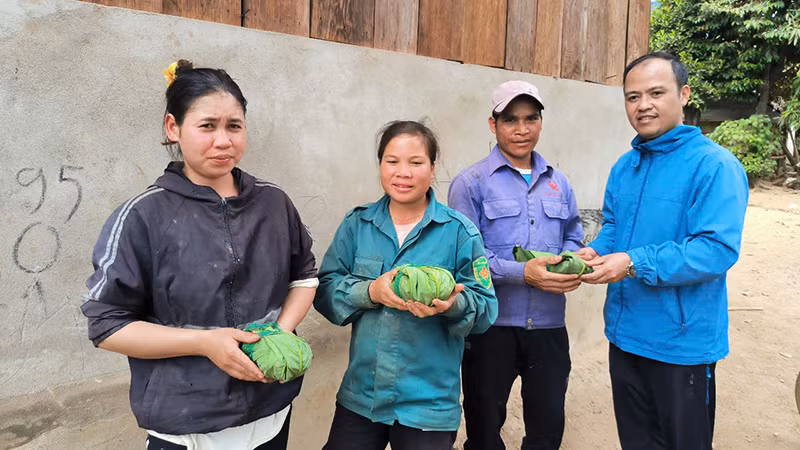 Người dân vui mừng khi nhận được cây giống sâm Ngọc Linh.