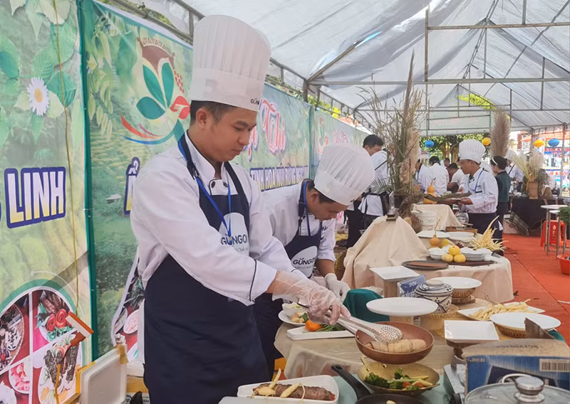 Đầu bếp chế biến các món ăn dự thi.