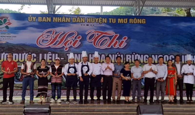 Trao Kỷ niệm chương cho các đội thi.
