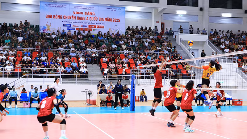 Trận bóng chuyền nữ Thái Nguyên và Đắk Lắk diễn ra sôi nổi, hấp dẫn.