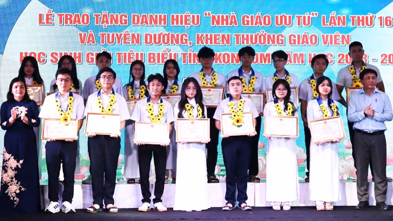 Tặng Bằng khen của Bộ Giáo dục và Đào tạo cho học sinh đạt giải trong Kỳ thi chọn học sinh giỏi quốc gia năm học 2023-2024.