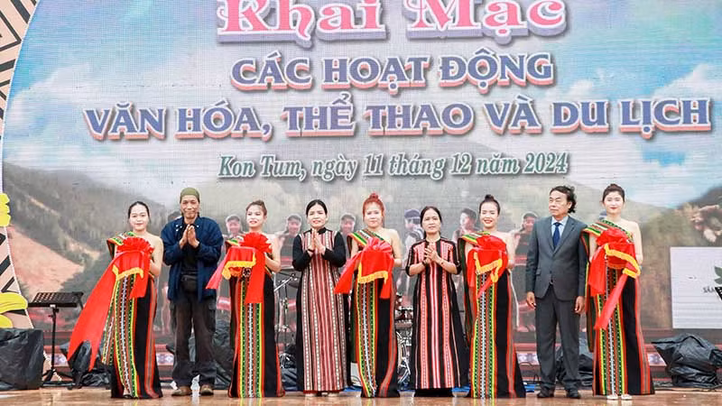 Cắt băng khai mạc chung các hoạt động tại Tuần Văn hóa-Du lịch tỉnh Kon Tum 2024.