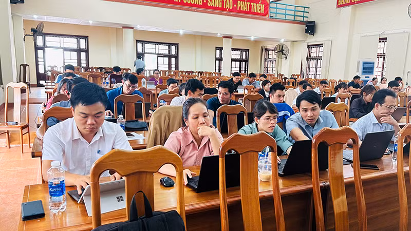 Các học viên hào hứng, thích thú tham gia khóa học.