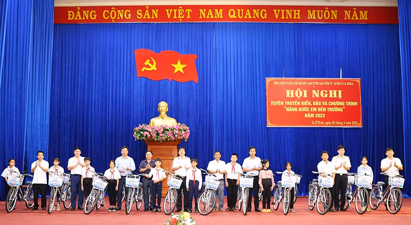 Trao tặng xe đạp cho các em học sinh nghèo hiếu học huyện Ia H'Drai