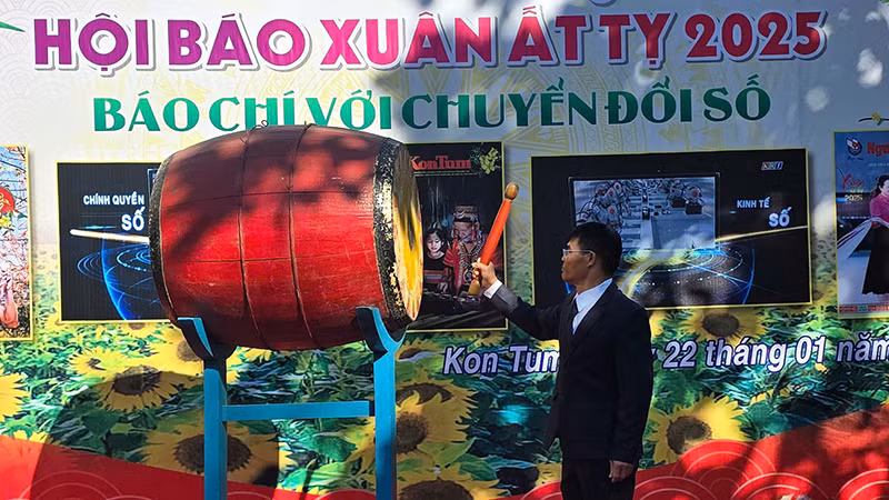 Chủ tịch Hội Nhà báo tỉnh Kon Tum Nguyễn Mạnh Hồng đánh trống khai mạc Hội báo Xuân Ất Tỵ 2025 Chủ tịch Hội Nhà báo tỉnh Kon Tum Nguyễn Mạnh Hồng đánh trống khai mạc Hội báo Xuân Ất Tỵ 2025