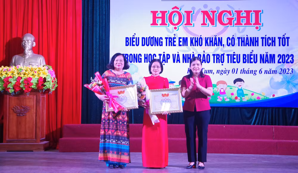 Tặng bằng khen cho nhà bảo trợ tiêu biểu.