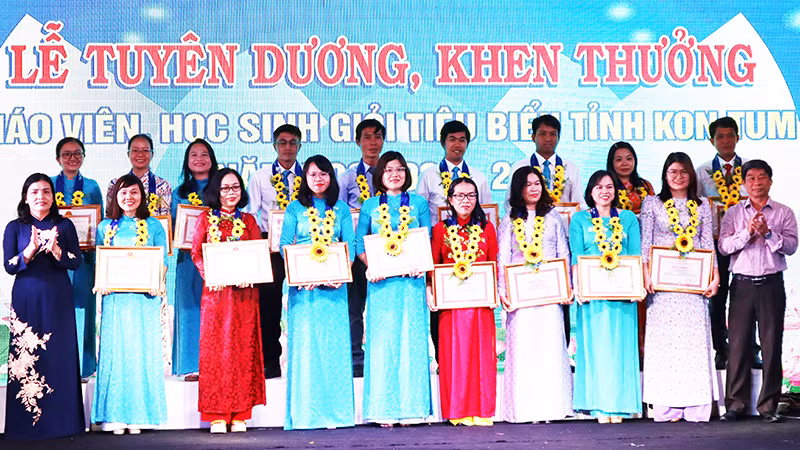 Khen thưởng giáo viên giỏi tiêu biểu tỉnh Kon Tum.