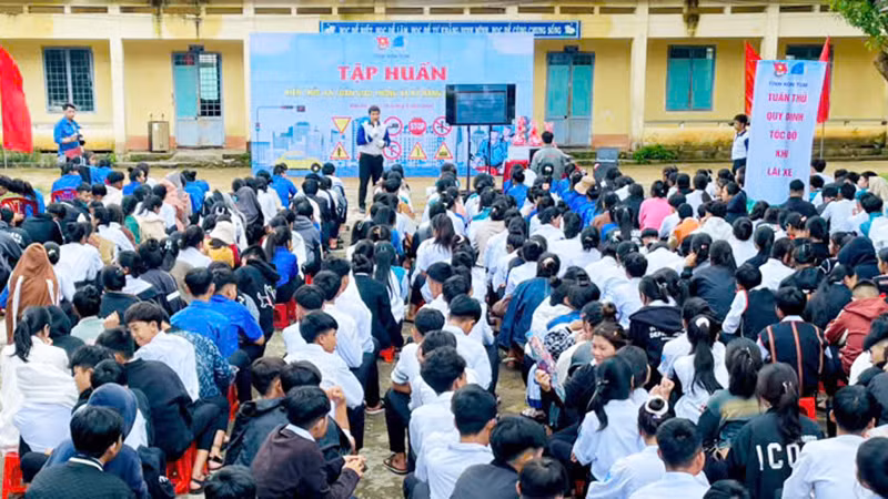 Học sinh trên địa bàn huyện Đăk Hà thi tìm hiểu kiến thức an toàn giao thông.