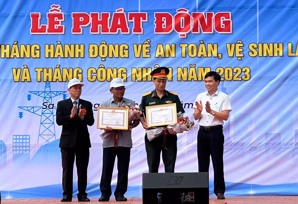 Trao Bằng khen của Chủ tịch Ủy ban nhân dân tỉnh Kon Tum cho 2 cá nhân có thành tích trong công tác an toàn, vệ sinh lao động năm 2022