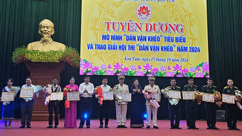 Tặng Bằng khen của Chủ tịch Ủy ban nhân dân tỉnh cho các cá nhân.