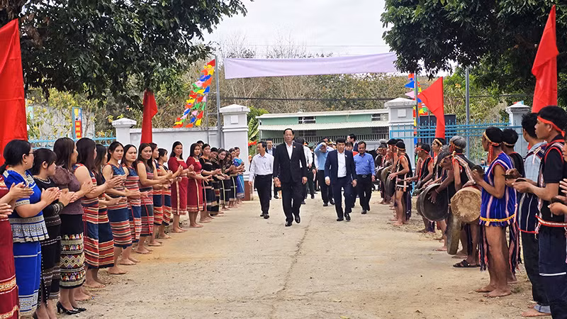Đồng bào dân tộc Xơ-Đăng, xã Sa Loong, huyện Ngọc Hồi chào đón Phó Chủ tịch Quốc hội Trần Quang Phương.