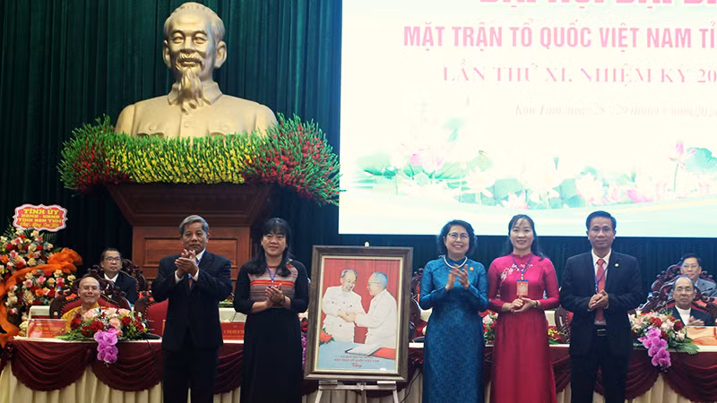 Phó Chủ tịch Ủy ban Trung ương Mặt trận Tổ quốc Việt Nam Tô Thị Bích Châu chúc mừng Đại hội.