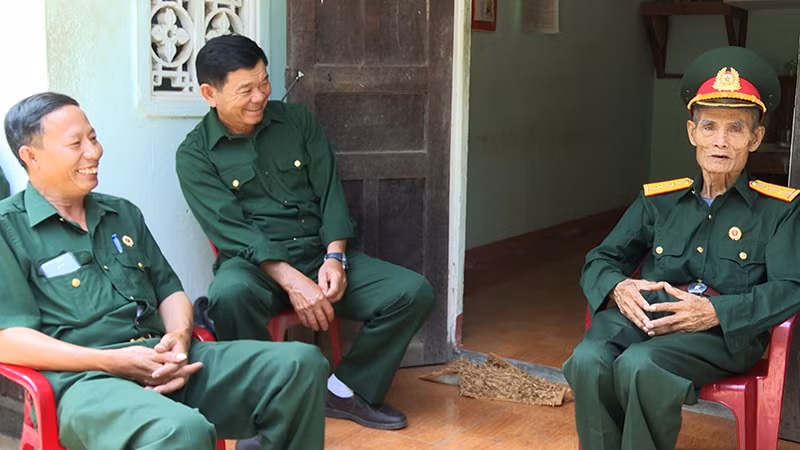 Ông Nguyễn Văn Thanh ôn lại ký ức chiến dịch Điện Biên Phủ cùng các hội viên Hội cựu chiến binh huyện Đăk Hà.