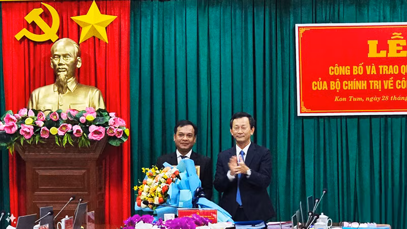 Đồng chí Dương Văn Trang trao Quyết định của Bộ Chính trị và tặng hoa đồng chí U Huấn.