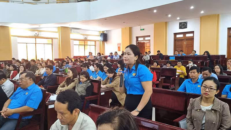 Công chức, viên chức, người lao động trao đổi tại hội nghị. Công chức, viên chức, người lao động trao đổi tại hội nghị.