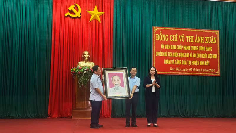 Quyền Chủ tịch nước Võ Thị Ánh Xuân tặng Đảng bộ và nhân dân tỉnh Kon Tum bức tranh Chân dung Chủ tịch Hồ Chí Minh bằng đá.