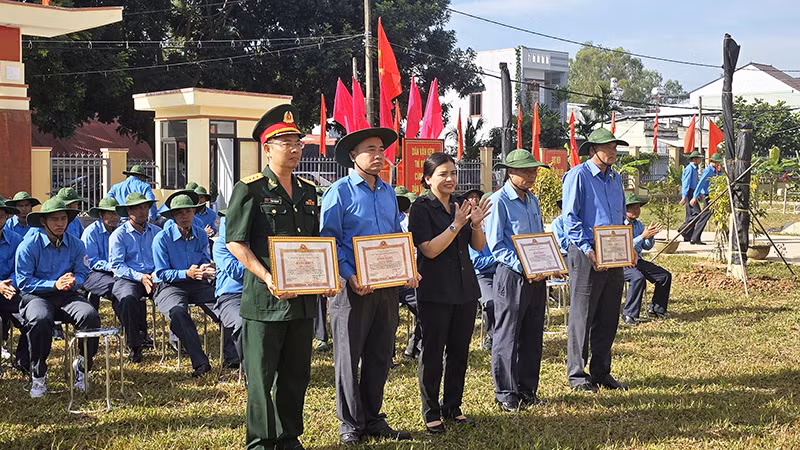 Tặng Bằng khen của Ủy ban nhân dân tỉnh cho các tập thể, cá nhân Tặng Bằng khen của Ủy ban nhân dân tỉnh cho các tập thể, cá nhân