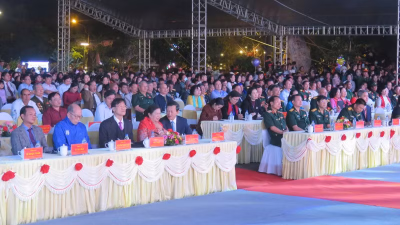 Các đại biểu cùng đông đảo quần chúng nhân dân tham dự buổi lễ. Các đại biểu cùng đông đảo quần chúng nhân dân tham dự buổi lễ.