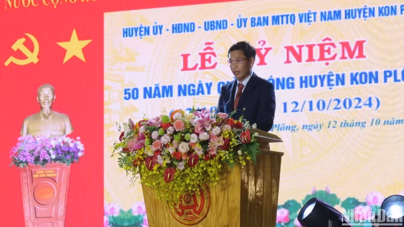 Chủ tịch Ủy ban nhân dân huyện Kon Plông Đặng Quang Hà phát biểu tại lễ kỷ niệm. Chủ tịch Ủy ban nhân dân huyện Kon Plông Đặng Quang Hà phát biểu tại lễ kỷ niệm.