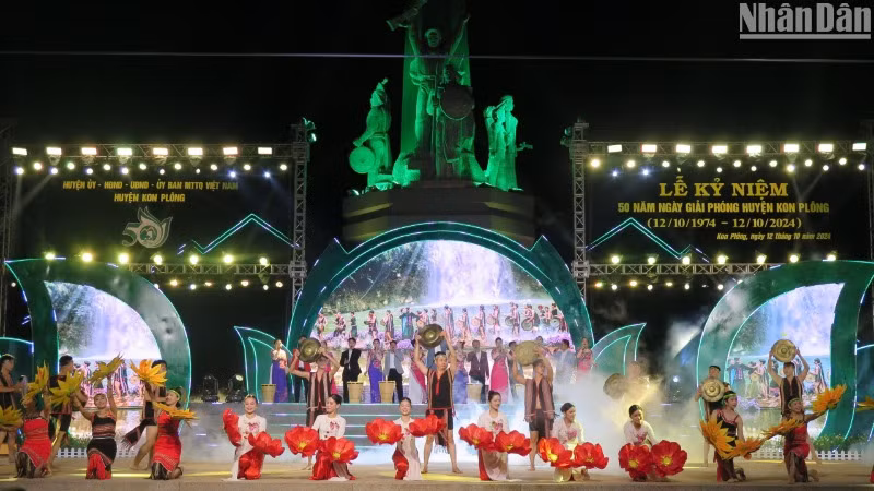 Chương trình nghệ thuật "Quê hương vang mãi bản hùng ca chiến thắng". Chương trình nghệ thuật "Quê hương vang mãi bản hùng ca chiến thắng".