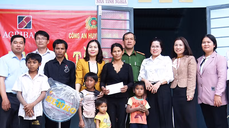 Lễ bàn giao nhà tình nghĩa cho hộ nghèo tại thôn Kon Gu I, xã Ngọc Wang, huyện Đăk Hà. Lễ bàn giao nhà tình nghĩa cho hộ nghèo tại thôn Kon Gu I, xã Ngọc Wang, huyện Đăk Hà.