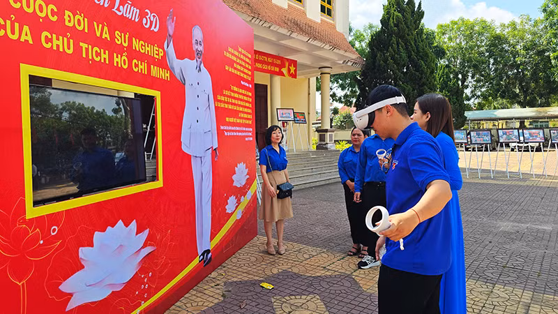 Trải nghiệm triển lãm 3D về cuộc đời và sự nghiệp của Chủ tịch Hồ Chí Minh