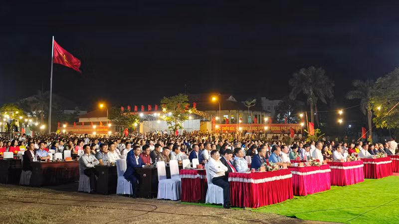 Đông đảo người dân, quan khách đến tham dự Lễ Kỷ niệm