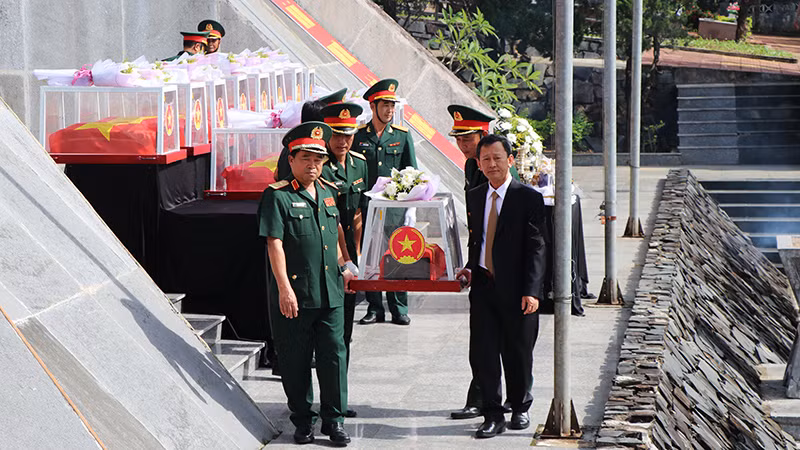 Đồng chí Dương Văn Trang, Ủy viên Trung ương Đảng, Bí thư Tỉnh ủy, Chủ tịch Hội đồng nhân dân tỉnh Kon Tum và Trung tướng Trịnh Đình Thạch, Bí thư Đảng ủy, Chính ủy Quân khu 5 đưa các liệt sĩ về nơi an nghỉ cuối cùng.