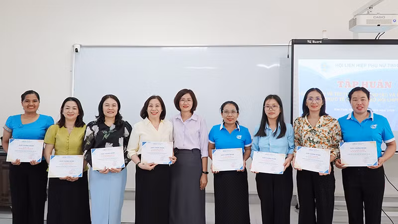 Tập huấn ứng dụng AI cho Hội phụ nữ tỉnh Kon Tum. Tập huấn ứng dụng AI cho Hội phụ nữ tỉnh Kon Tum.