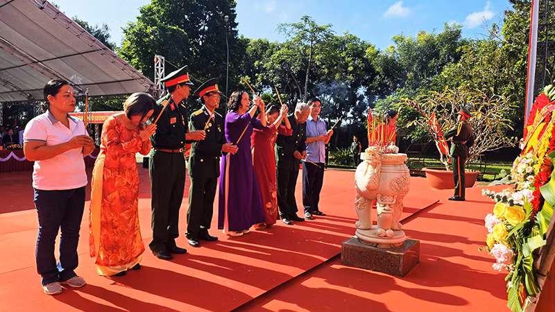 Ban liên lạc tù chính trị tỉnh Kon Tum dâng hương tưởng nhớ các anh hùng liệt sĩ.