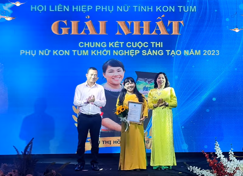 Trao Giải nhất cho Dự án "Sản xuất trà lá khổ qua rừng An Thành" của Hội Liên hiệp Phụ nữ huyện Tu Mơ Rông.