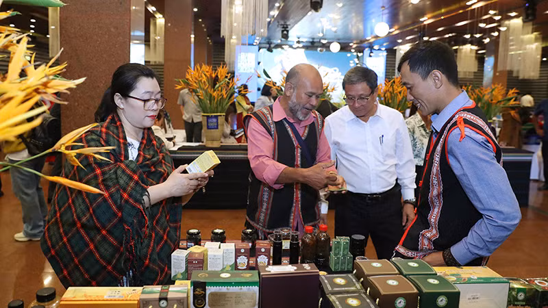 Các đại biểu tìm hiểu các sản phẩm của địa phương. Các đại biểu tìm hiểu các sản phẩm của địa phương.