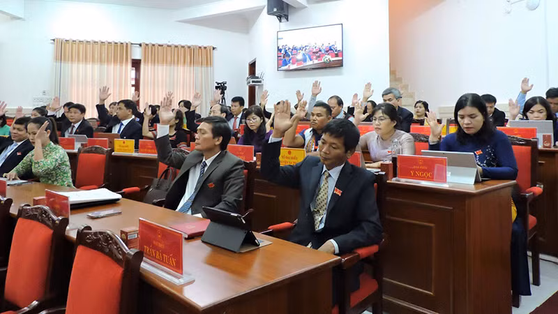 Các đại biểu Hội đồng nhân dân tỉnh Kon Tum biểu quyết thông qua nghị quyết tại Kỳ họp.
