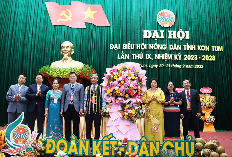 Đồng chí Cao Xuân Thu Vân, Phó Chủ tịch Hội Nông dân Việt Nam (thứ 3 từ phải sang) tặng hoa chúc mừng đại hội.