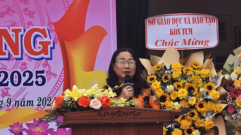 Cô Lê Thị Hồng Liên đọc thư của Tổng Bí thư, Chủ tịch nước Tô Lâm gửi ngành giáo dục nhân dịp khai giảng năm học mới 2024-2025