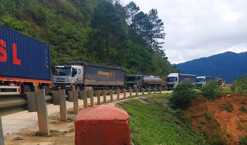 Các phương tiện bị tắc tại điểm sạt lở. Các phương tiện bị tắc tại điểm sạt lở.